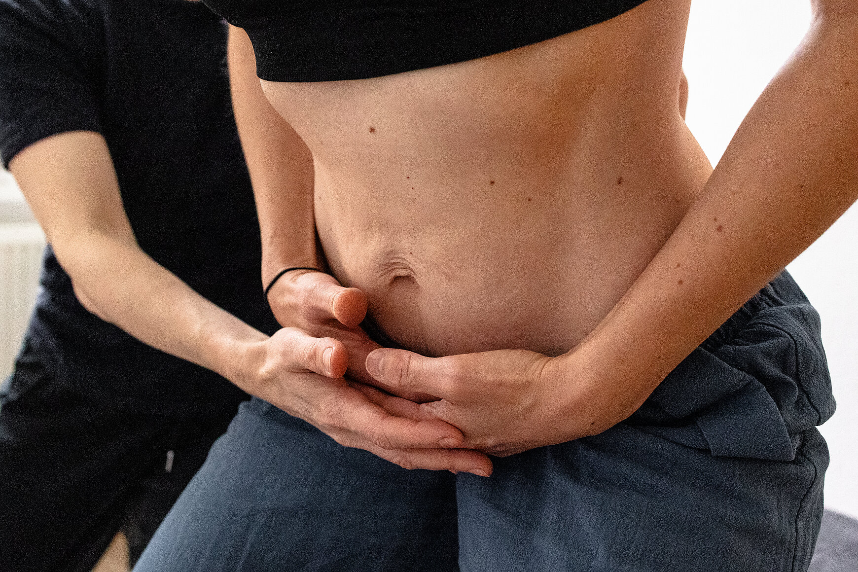 Aktivierung des tiefen Haltesystems Manuelle Therapie bei Rückenschmerzen, Physiotherapie Sakava, Lobuschstrasse 12, 22765 Hamburg-Altona